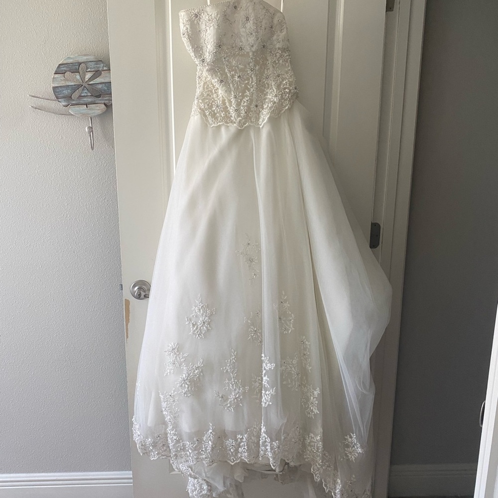 Wedding dress, can be strapless or spaghetti straps. Ivory. 18 years old!